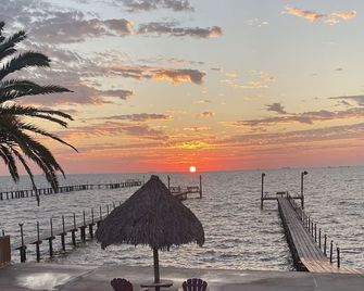 Waterfront Oasis with private pool, Hot tub and 200 ft. Lighted fishing pier - Alvin - Uima-allas