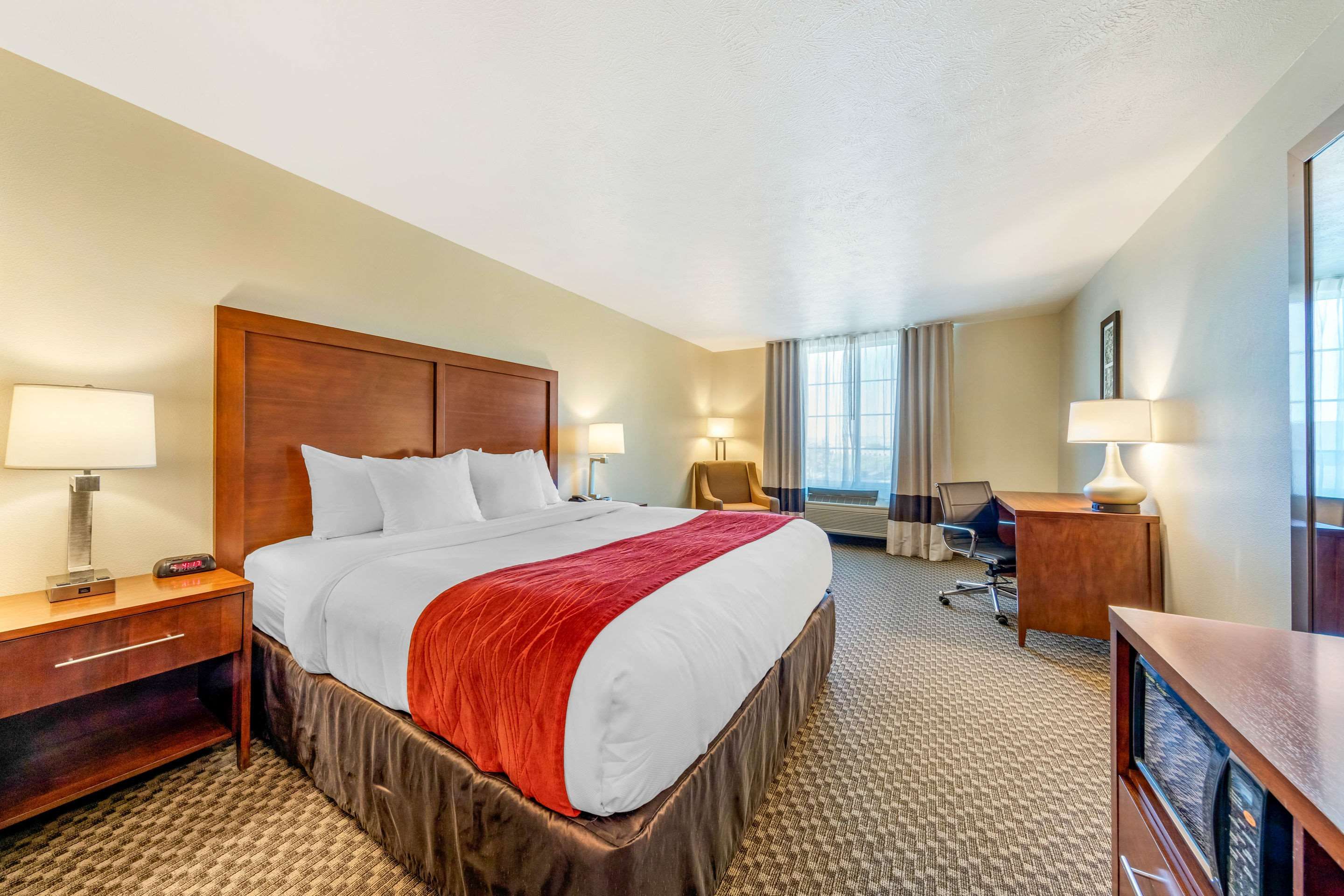 hotels in lancaster ca with smoking rooms