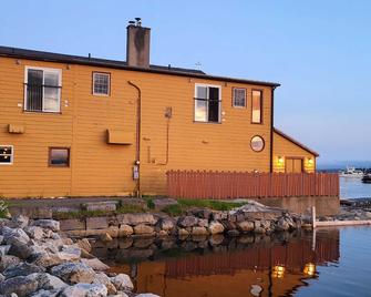 Albert's - Shelburne - Building