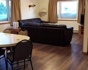Deluxe 3 Bedroom Condo Ground Level 2 Bathroom - Devils Lake - Living room