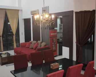 Lively 3-bedroom house 180m2 with WiFi, AC in georgeous Surabaya - Surabaya - Salon