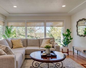 Remodeled cozy farmhouse on a 100 acre hazelnut orchard! - Saint Paul - Living room