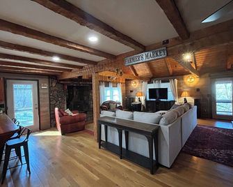 Pet Friendly Fire Pit Very Private Great Views - Scaly Mountain - Living room