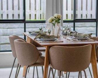 Stylish 3-Bedroom Duplex In Pimpama, Close To M1 - Pimpama - Dining room