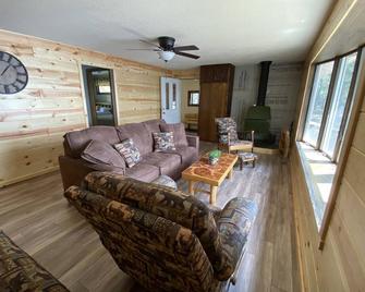 Newly remodeled cabin on quiet lake w/no public access in Spooner, WI. - Spooner - Sala de estar
