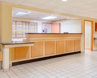 Clt Airport Inn & Suites - Charlotte - Front desk