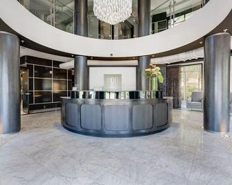 Amazing Carlyle 1BR w/ W/D, Pool & Gym, nr Metro, by Blueground - Alexandria - Lobby