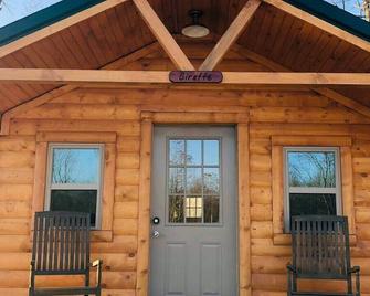 Luxury Long Neck Giraffe Cabin - Yuma - Outdoors view