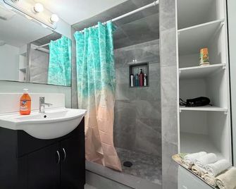 Ideal Bachelor Suite For Couples in Aurora - Aurora