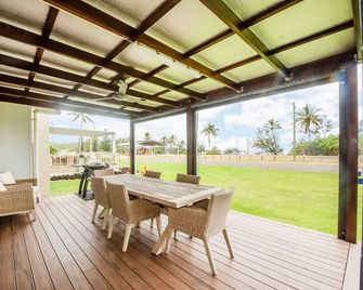 'The Deck' - Grasstree Beach Shacks - Hay Point - Patio
