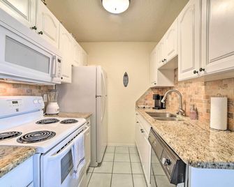 Coastal Condo with Dock Access, 2 Miles to Beach! - Corpus Christi - Kitchen
