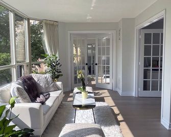 Newly Renovated 2 Bed/2 Bath 1400 Sq Ft Condo! - Toronto - Living room
