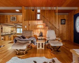 Glacier Snow Fox Lodge - Inside Glacier Park - Creek-front - West Glacier - Sala de estar