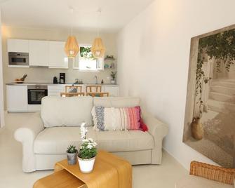 Seafront Calista Beach House With Garden - Glyfada - Wohnzimmer