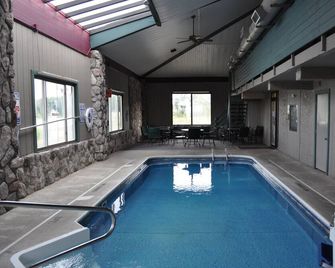 Super 8 by Wyndham Petoskey - Petoskey - Zwembad