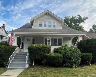 Gorgeous Colonial Home Game-room in basement. - Eastpointe - Building