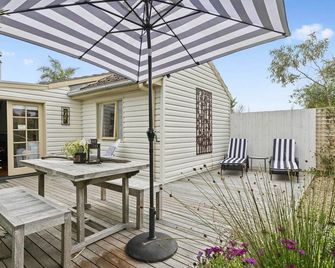 The Shell Croft - 250m from the bay beach. - Cosy Cottage by the Sea - Rye - Patio