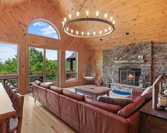 Large Group Catskills Mountain Retreat near Hunter and Windham Mountains - Prattsville - Sala de estar