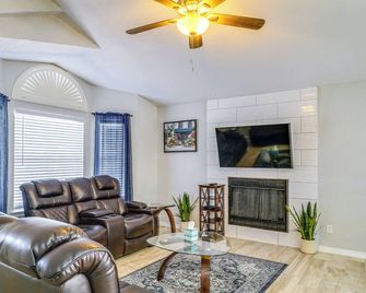 20 Mi to Dtwn El Paso Pet-Friendly Retreat! - El Paso - Living room