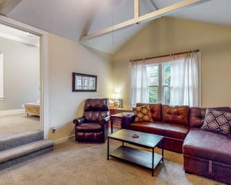 Corner Lot Carriage House with Storybook Yard - Lakeport - Soggiorno