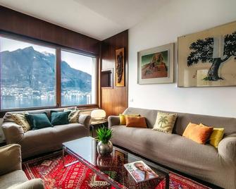 Doctor's House, private parking and view - Faggeto Lario - Huiskamer