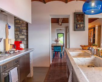 Rustic Farmhouse With Beautiful Pool, Gardens And Views In Central Tuscany - Greve in Chianti - Cocina