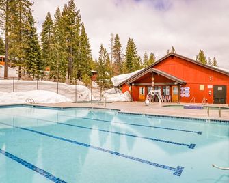 Second-level studio with mountain views - pool & covered balcony - Tahoe City - Pool