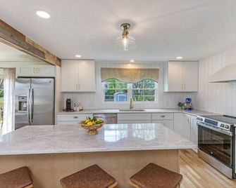 5BR Historic Retreat on 3 Acres | Near Polaris - Lewis Center - Cocina