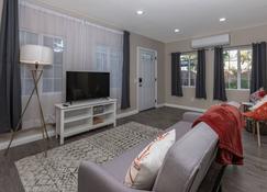 3Bedrm Home with Backyard near Universal\/Hollywood\/Burbank Airport - Van Nuys - Oturma odası