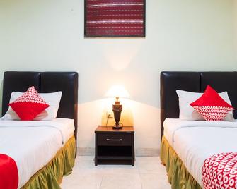 Super OYO 1682 Greenia Hotel - Kupang - Schlafzimmer