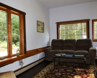 Huckleberry Ledge - with beach access. 22 miles from Acadia Nat'l Park - Surry - Sala de estar