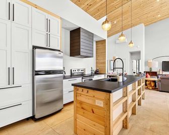 Luxury Forest Retreat with Fire-pit & Game Lounge - Saint-André-Avellin - Kitchen