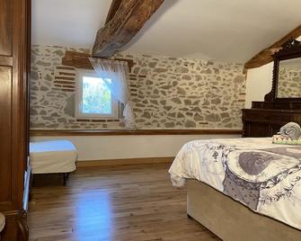 Lasclottes is a French Farmhouse with a Swimming Pool & 5 acres on the River Lot - Saint-Sylvestre-sur-Lot - Habitación