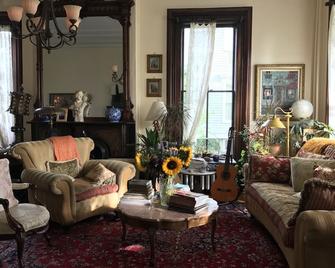 Hudson City Bed and Breakfast - Hudson - Living room