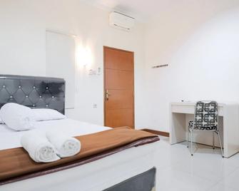 wisma delapan Mitra RedDoorz - Jakarta - Bedroom