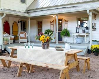 Charmingly Restored Antique Farmhouse on 7 Acres - Pittsboro - Patio