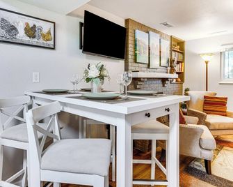 Hillside Place with Mountain Views about 8 Mi to Dtwn! - Colorado Springs - Dining room