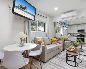 Modern ADU in Gardena – Perfect for Relaxing Stays - Gardena - Living room