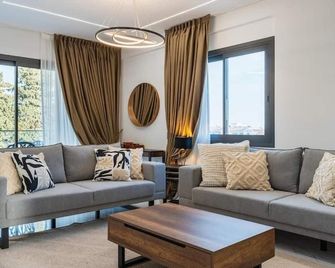 Casino & Mall Luxury Jacuzzi Penthouse Suite - Limassol - Living room