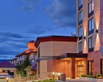 Hotel Kelowna & Conference Centre - Kelowna - Building