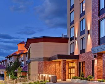 Hotel Kelowna & Conference Centre - Kelowna - Building