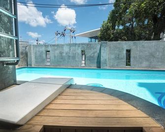 Beehive Phuket Old Town Hostel - עיירת פוקט - בריכה