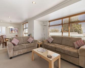 The Village Resort - טאופו - סלון