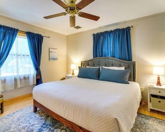 Cozy Creekside Cabin with Fire Pit and Views! - Hiawassee - Bedroom