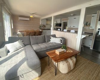 Waterfront Family Friendly Escape On Chemong Lake W/Wifi & A/C - Lakefield - Living room