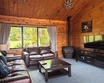 Fantastic rural views farm house - Pukekohe - Living room