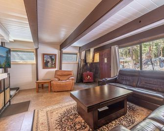 Newly Renting! Rustic Kings Beach Cabin, Dog Friendly, 6 Blocks From Beach - Kings Beach - Living room