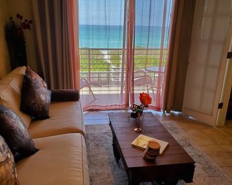 The Beach on Longboat Key - Longboat Key - Living room