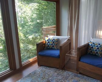 Charming riverfront cabin perfect for a kicked back get-a-way! - Montross - Sala de estar