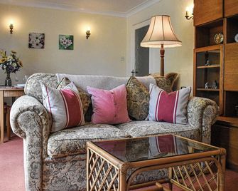 New Meadows Cottage - Pickering - Living room